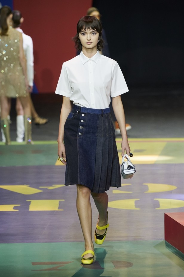 مجموعة Dior لربيع وصيف 2022 عودة بالذّاكرة إلى السّتينات وثورة في إطلالة المرأة 