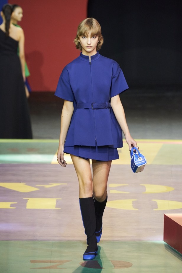 مجموعة Dior لربيع وصيف 2022 عودة بالذّاكرة إلى السّتينات وثورة في إطلالة المرأة 