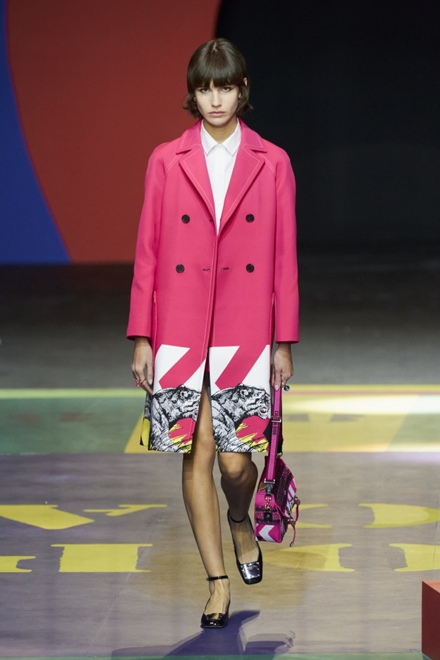 مجموعة Dior لربيع وصيف 2022 عودة بالذّاكرة إلى السّتينات وثورة في إطلالة المرأة 