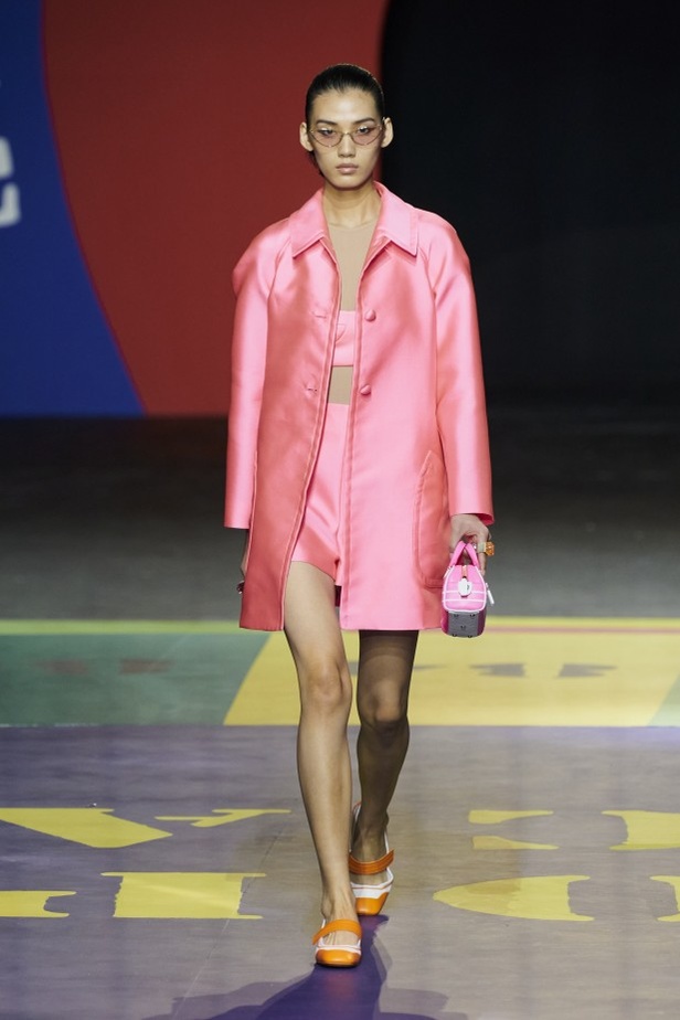 مجموعة Dior لربيع وصيف 2022 عودة بالذّاكرة إلى السّتينات وثورة في إطلالة المرأة 