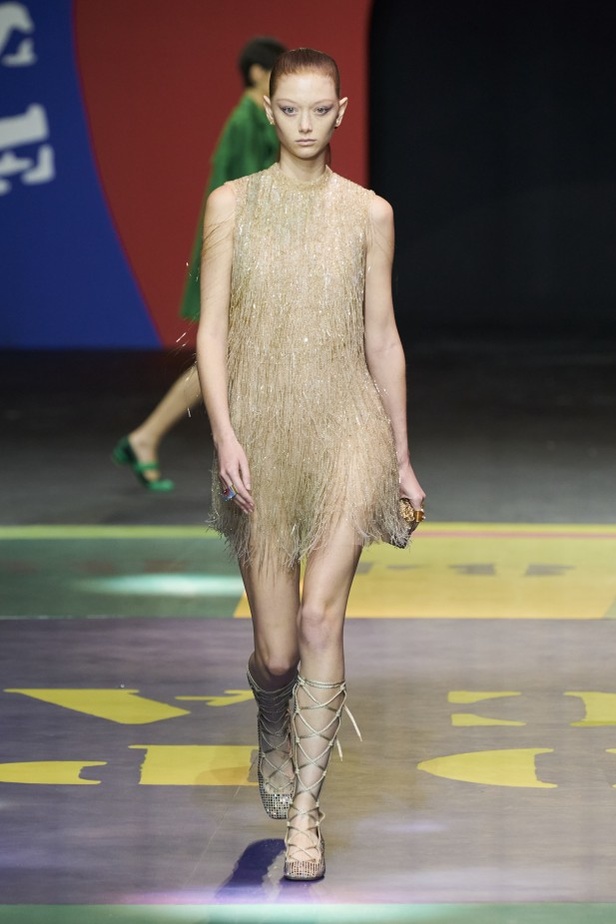 مجموعة Dior لربيع وصيف 2022 عودة بالذّاكرة إلى السّتينات وثورة في إطلالة المرأة 