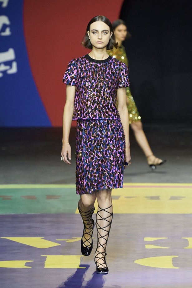 مجموعة Dior لربيع وصيف 2022 عودة بالذّاكرة إلى السّتينات وثورة في إطلالة المرأة 