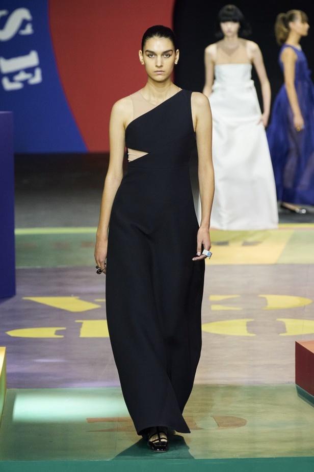 مجموعة Dior لربيع وصيف 2022 عودة بالذّاكرة إلى السّتينات وثورة في إطلالة المرأة 