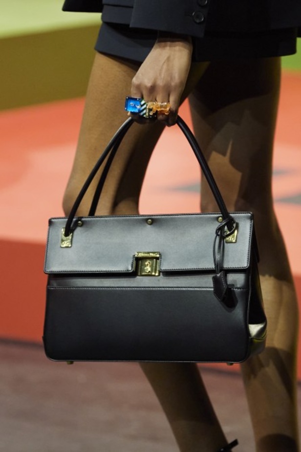 مجموعة Dior لربيع وصيف 2022 عودة بالذّاكرة إلى السّتينات وثورة في إطلالة المرأة 