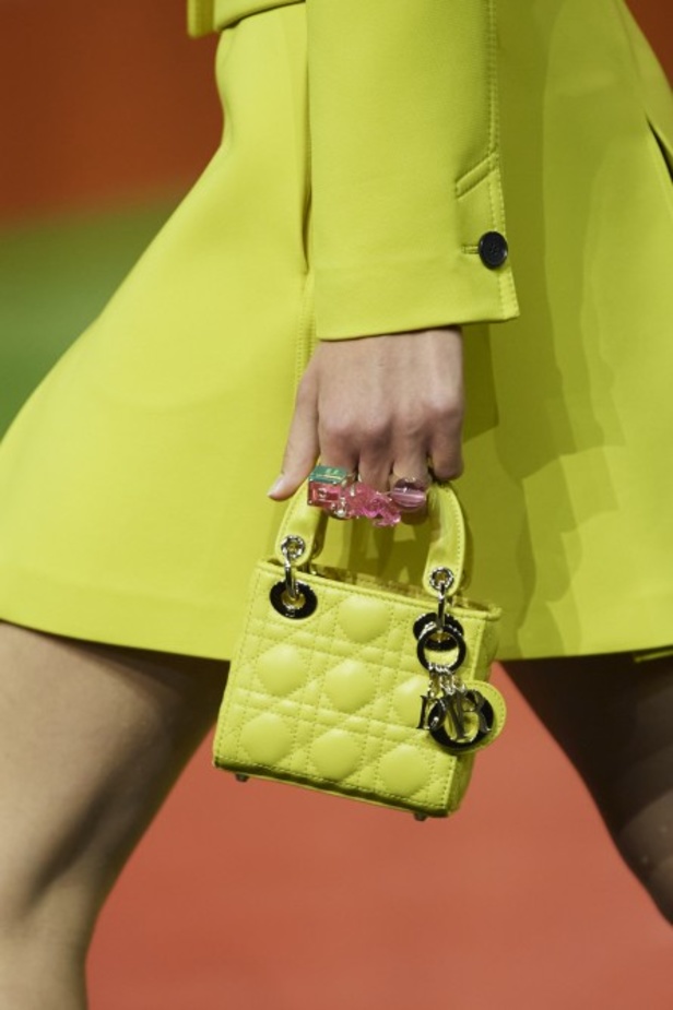 مجموعة Dior لربيع وصيف 2022 عودة بالذّاكرة إلى السّتينات وثورة في إطلالة المرأة 