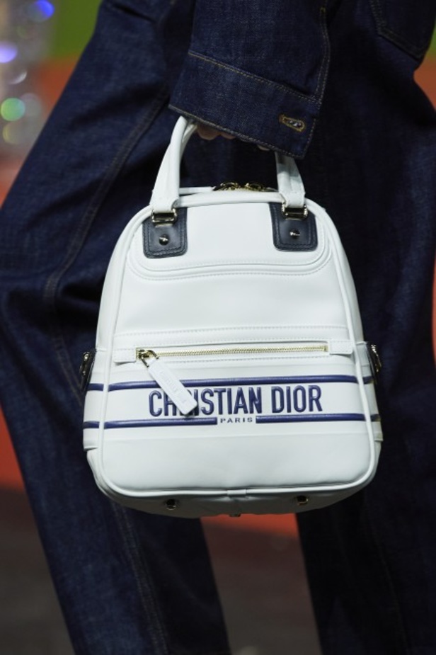 مجموعة Dior لربيع وصيف 2022 عودة بالذّاكرة إلى السّتينات وثورة في إطلالة المرأة 