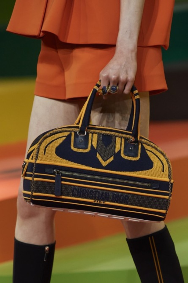 مجموعة Dior لربيع وصيف 2022 عودة بالذّاكرة إلى السّتينات وثورة في إطلالة المرأة 