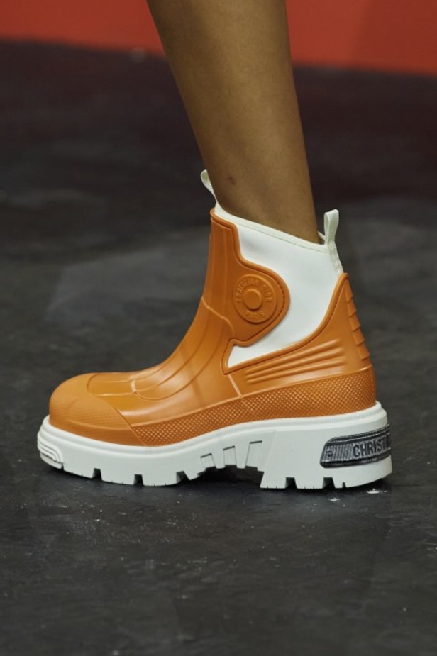 مجموعة Dior لربيع وصيف 2022 عودة بالذّاكرة إلى السّتينات وثورة في إطلالة المرأة 