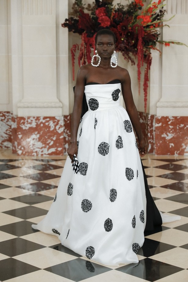 مجموعة كارولينا هيريرا لموسم ربيع وصيف 2022