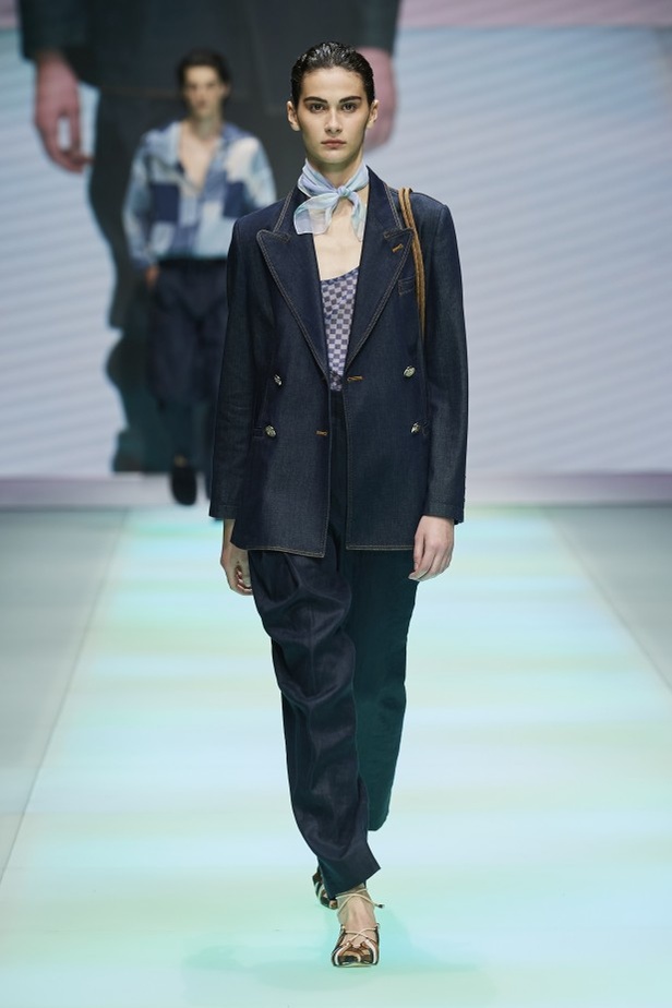 من عرض أزياء امبوريو ارماني لموسم ربيع وصيف 2022