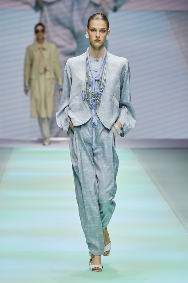 من عرض أزياء امبوريو ارماني لموسم ربيع وصيف 2022