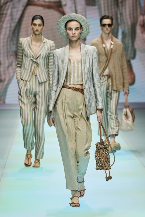 من عرض أزياء امبوريو ارماني لموسم ربيع وصيف 2022