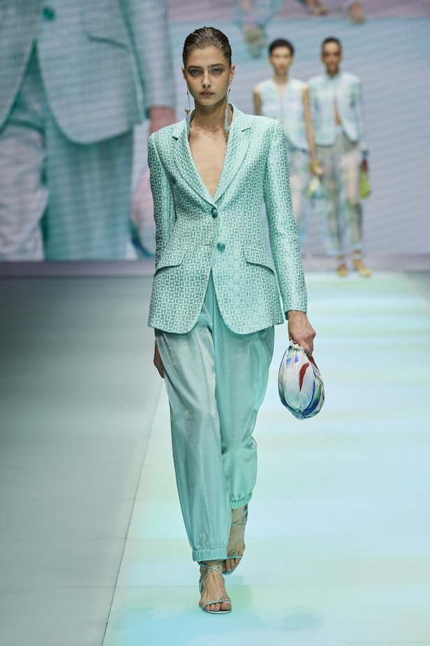 من عرض أزياء امبوريو ارماني لموسم ربيع وصيف 2022