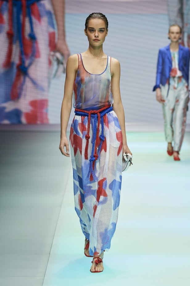 من عرض أزياء امبوريو ارماني لموسم ربيع وصيف 2022