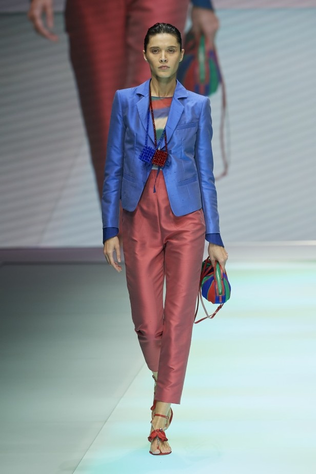 من عرض أزياء امبوريو ارماني لموسم ربيع وصيف 2022