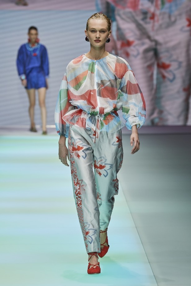 من عرض أزياء امبوريو ارماني لموسم ربيع وصيف 2022