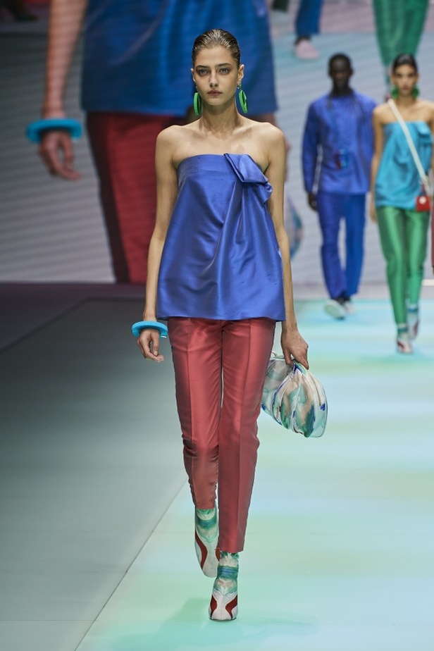 من عرض أزياء امبوريو ارماني لموسم ربيع وصيف 2022