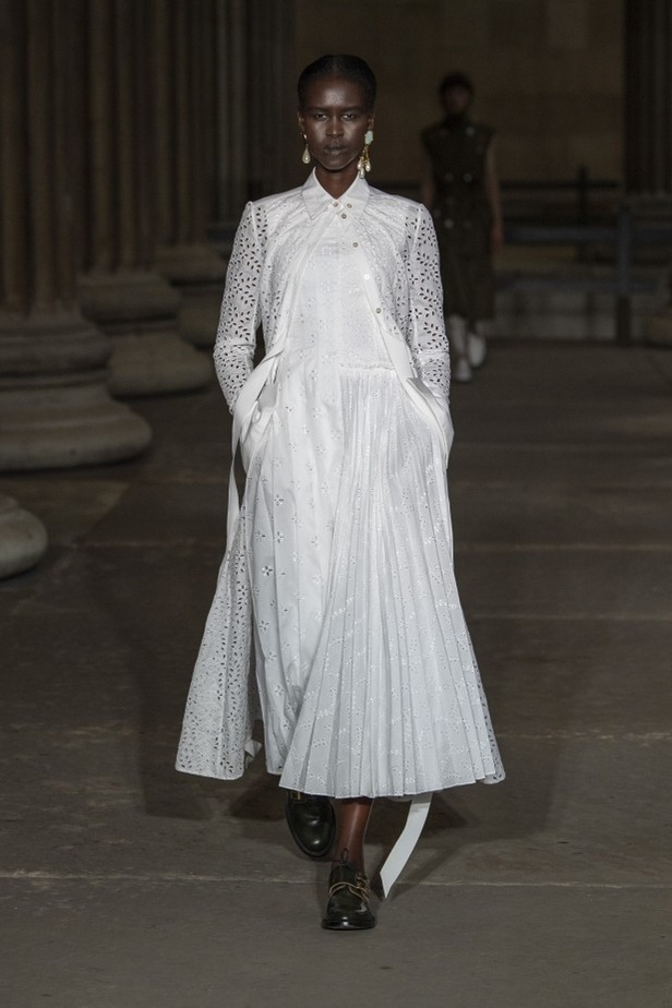 عرض أزياء Erdem لربيع وصيف 2022 من أسبوع الموضة في لندن