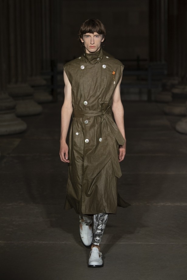 عرض أزياء Erdem لربيع وصيف 2022 من أسبوع الموضة في لندن