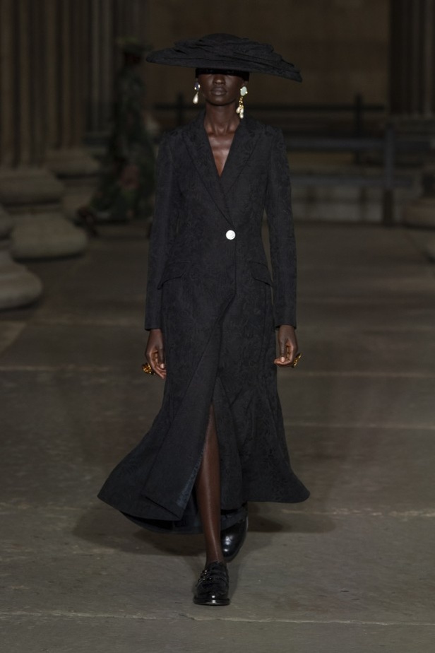 عرض أزياء Erdem لربيع وصيف 2022 من أسبوع الموضة في لندن