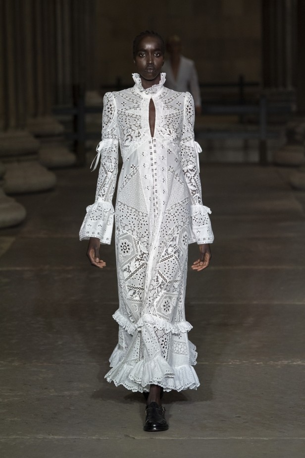 عرض أزياء Erdem لربيع وصيف 2022 من أسبوع الموضة في لندن