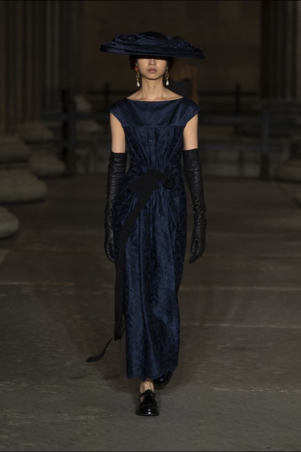 عرض أزياء Erdem لربيع وصيف 2022 من أسبوع الموضة في لندن