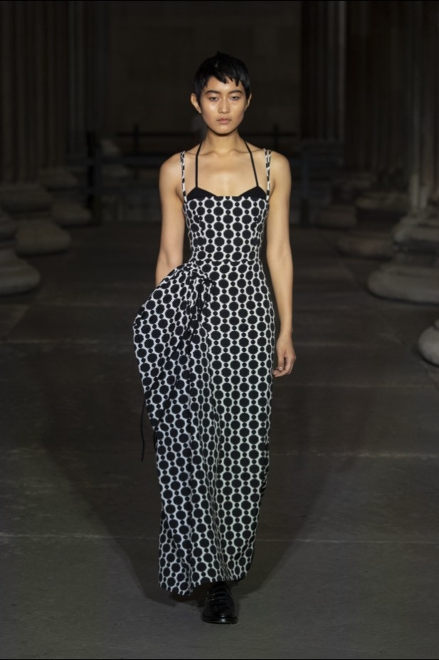 عرض أزياء Erdem لربيع وصيف 2022 من أسبوع الموضة في لندن