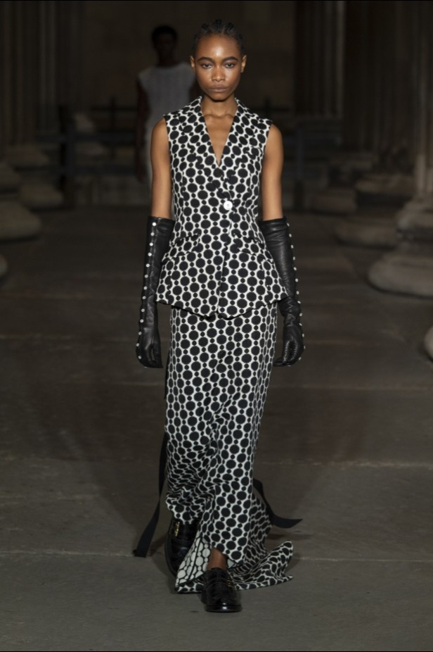 عرض أزياء Erdem لربيع وصيف 2022 من أسبوع الموضة في لندن