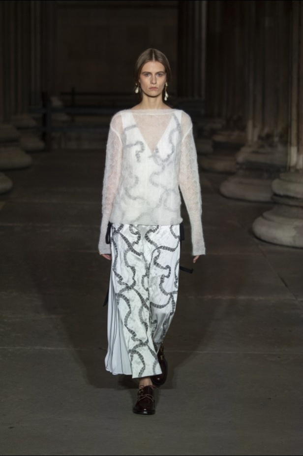 عرض أزياء Erdem لربيع وصيف 2022 من أسبوع الموضة في لندن