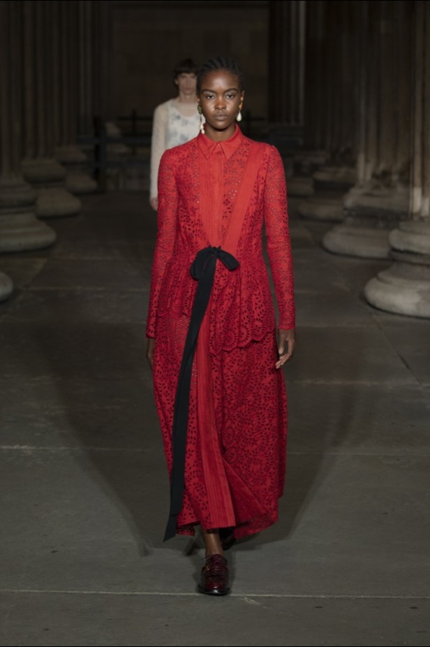 عرض أزياء Erdem لربيع وصيف 2022 من أسبوع الموضة في لندن