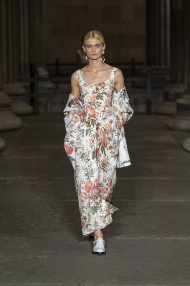 عرض أزياء Erdem لربيع وصيف 2022 من أسبوع الموضة في لندن