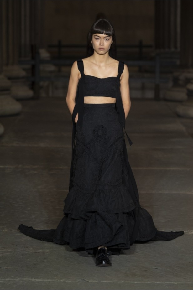 عرض أزياء Erdem لربيع وصيف 2022 من أسبوع الموضة في لندن