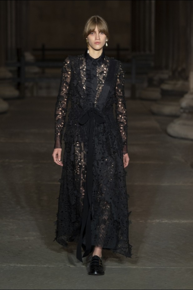 عرض أزياء Erdem لربيع وصيف 2022 من أسبوع الموضة في لندن