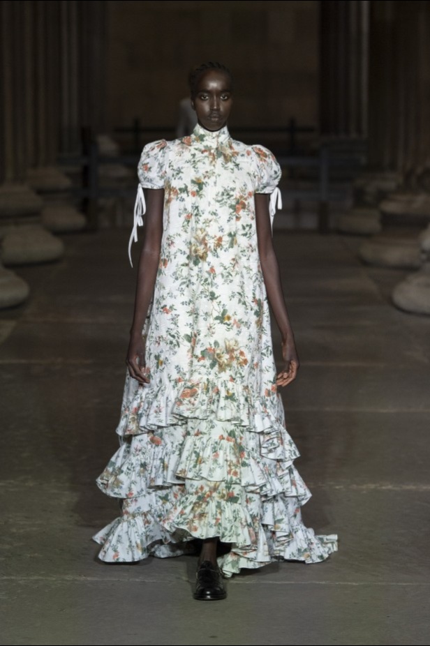 عرض أزياء Erdem لربيع وصيف 2022 من أسبوع الموضة في لندن