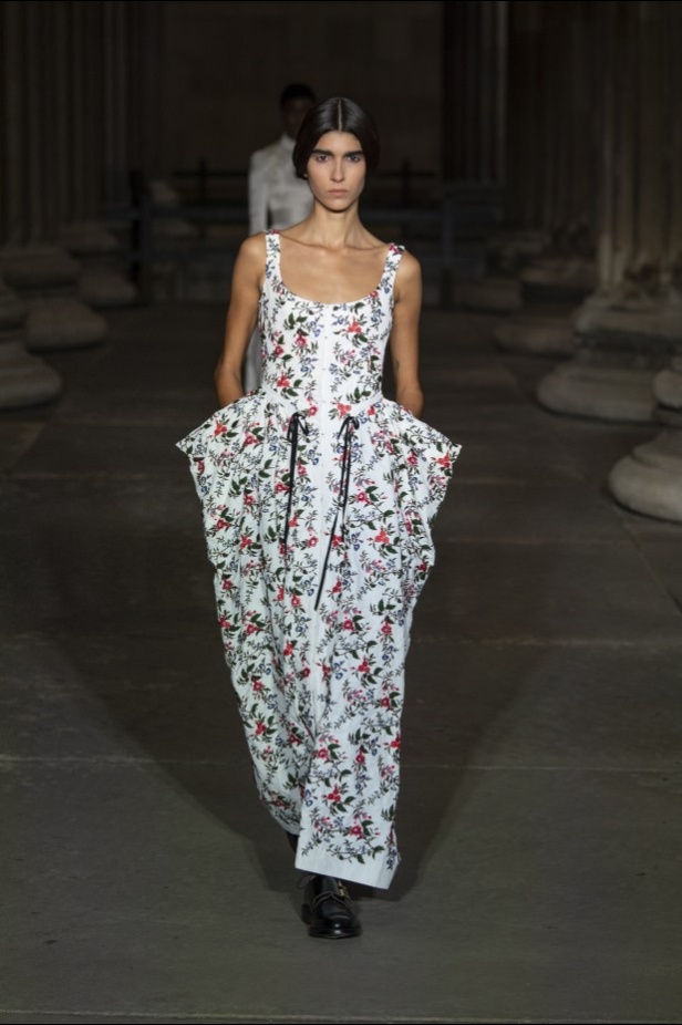 عرض أزياء Erdem لربيع وصيف 2022 من أسبوع الموضة في لندن