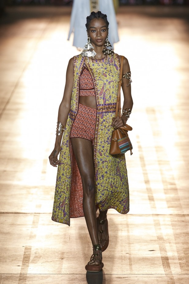 مجموعة Etro لربيع وصيف 2022 من أسبوع الموضة في ميلانو