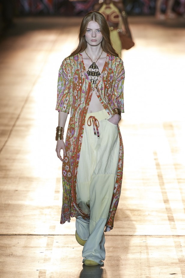 مجموعة Etro لربيع وصيف 2022 من أسبوع الموضة في ميلانو