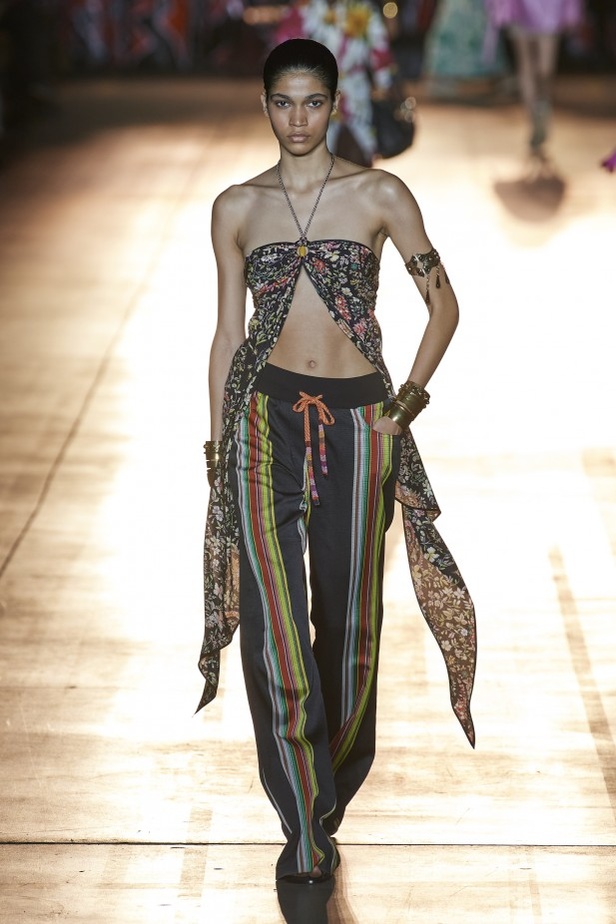 مجموعة Etro لربيع وصيف 2022 من أسبوع الموضة في ميلانو