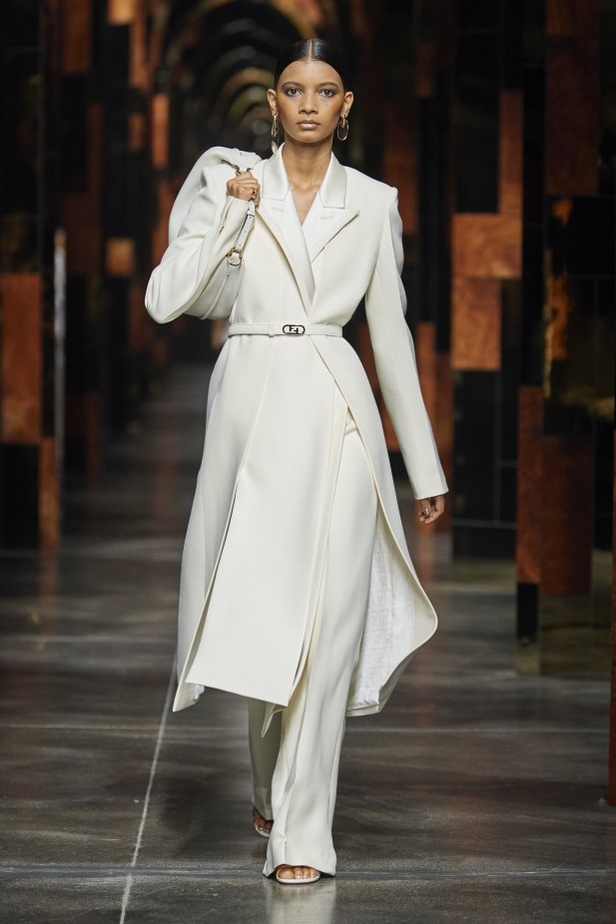 عرض أزياء Fendi لربيع وصيف 2022 من أسبوع الموضة في ميلانو