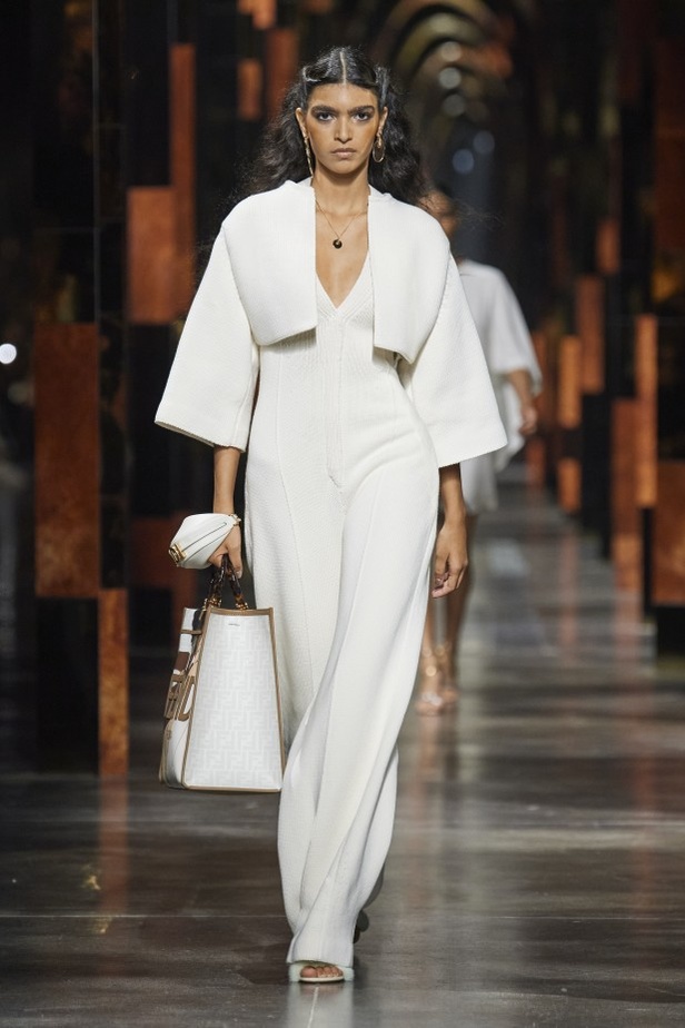 عرض أزياء Fendi لربيع وصيف 2022 من أسبوع الموضة في ميلانو