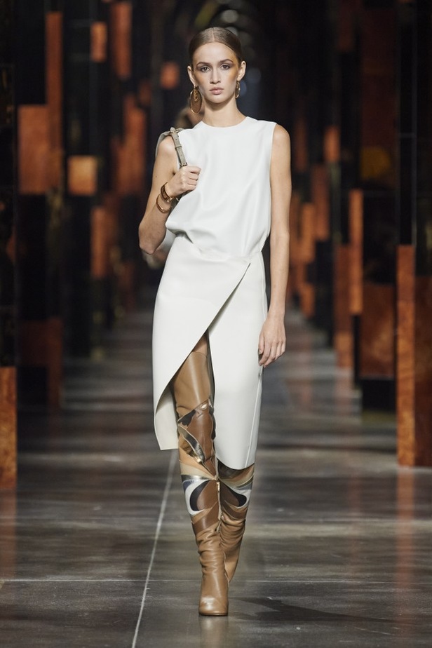 عرض أزياء Fendi لربيع وصيف 2022 من أسبوع الموضة في ميلانو