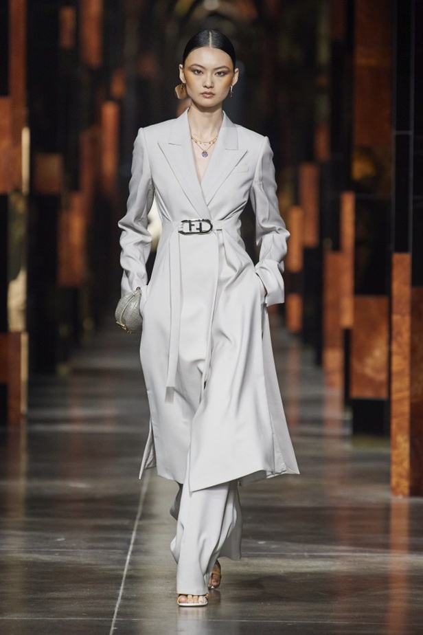 عرض أزياء Fendi لربيع وصيف 2022 من أسبوع الموضة في ميلانو