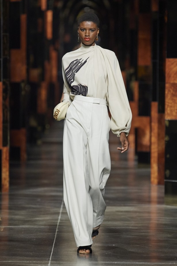 عرض أزياء Fendi لربيع وصيف 2022 من أسبوع الموضة في ميلانو