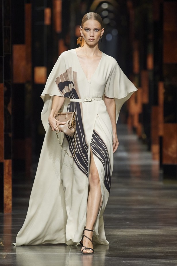 عرض أزياء Fendi لربيع وصيف 2022 من أسبوع الموضة في ميلانو