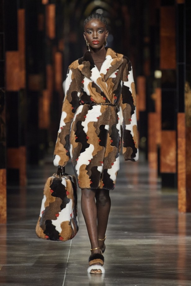عرض أزياء Fendi لربيع وصيف 2022 من أسبوع الموضة في ميلانو