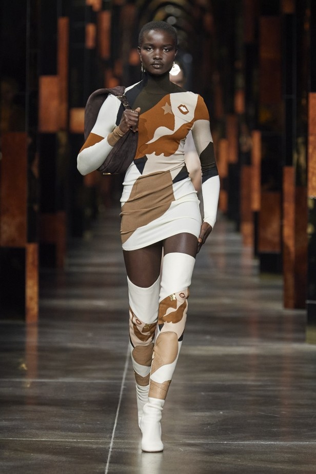 عرض أزياء Fendi لربيع وصيف 2022 من أسبوع الموضة في ميلانو