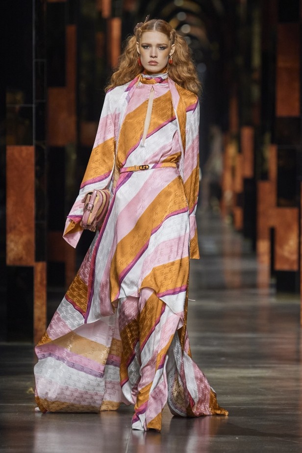 عرض أزياء Fendi لربيع وصيف 2022 من أسبوع الموضة في ميلانو
