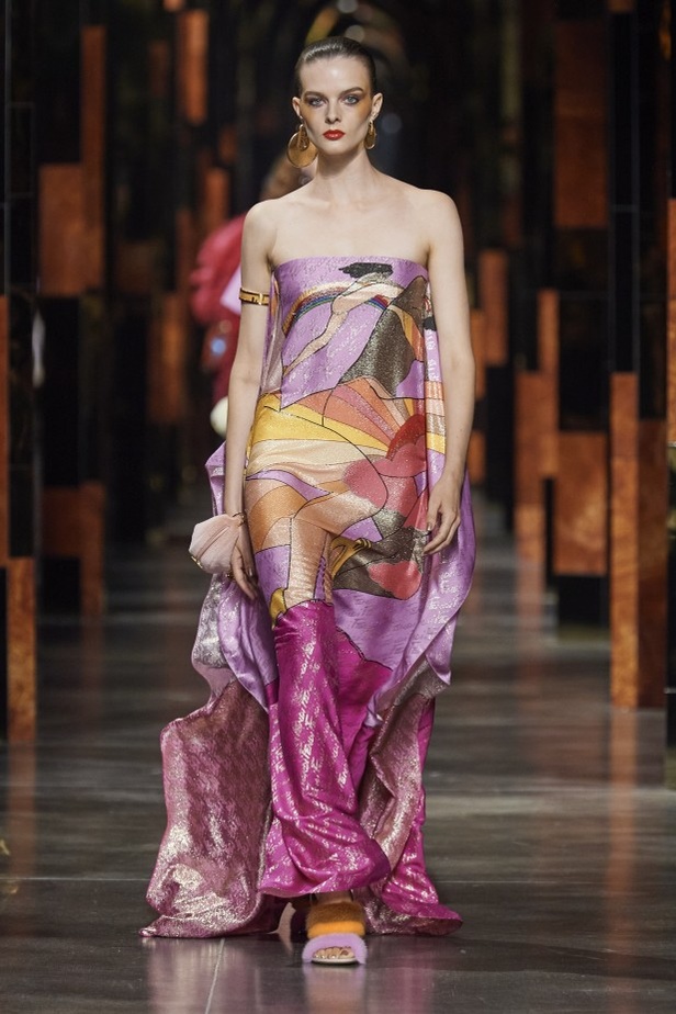 عرض أزياء Fendi لربيع وصيف 2022 من أسبوع الموضة في ميلانو