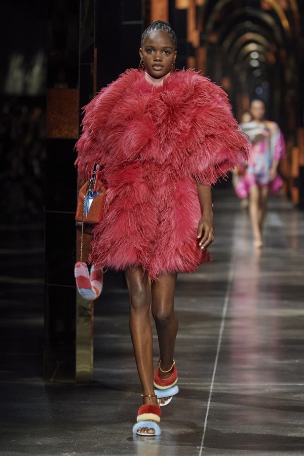 عرض أزياء Fendi لربيع وصيف 2022 من أسبوع الموضة في ميلانو
