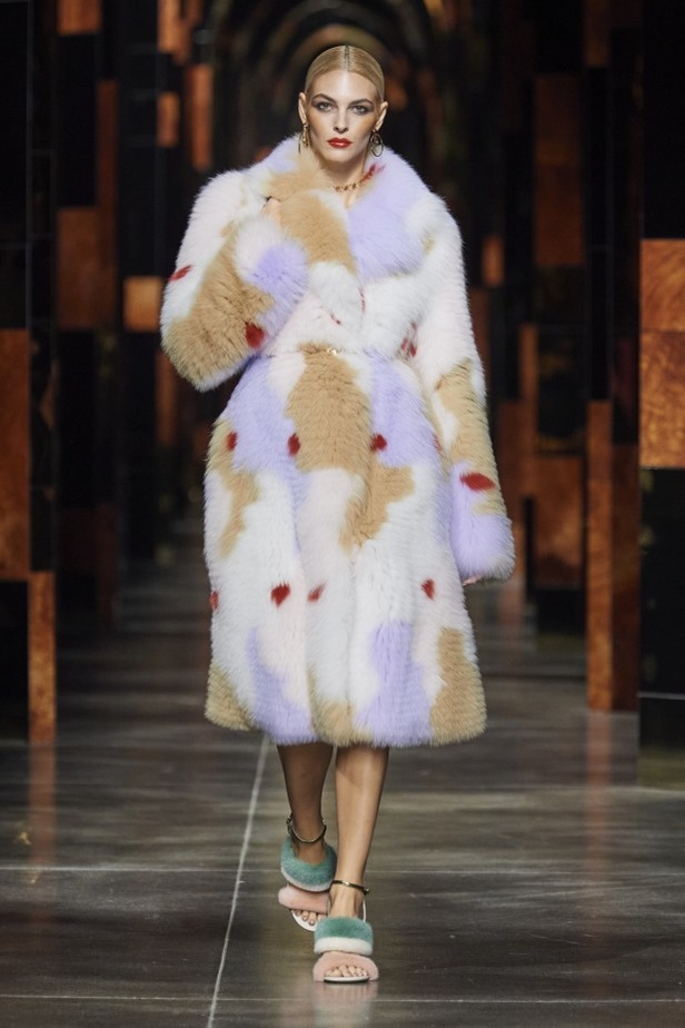 عرض أزياء Fendi لربيع وصيف 2022 من أسبوع الموضة في ميلانو